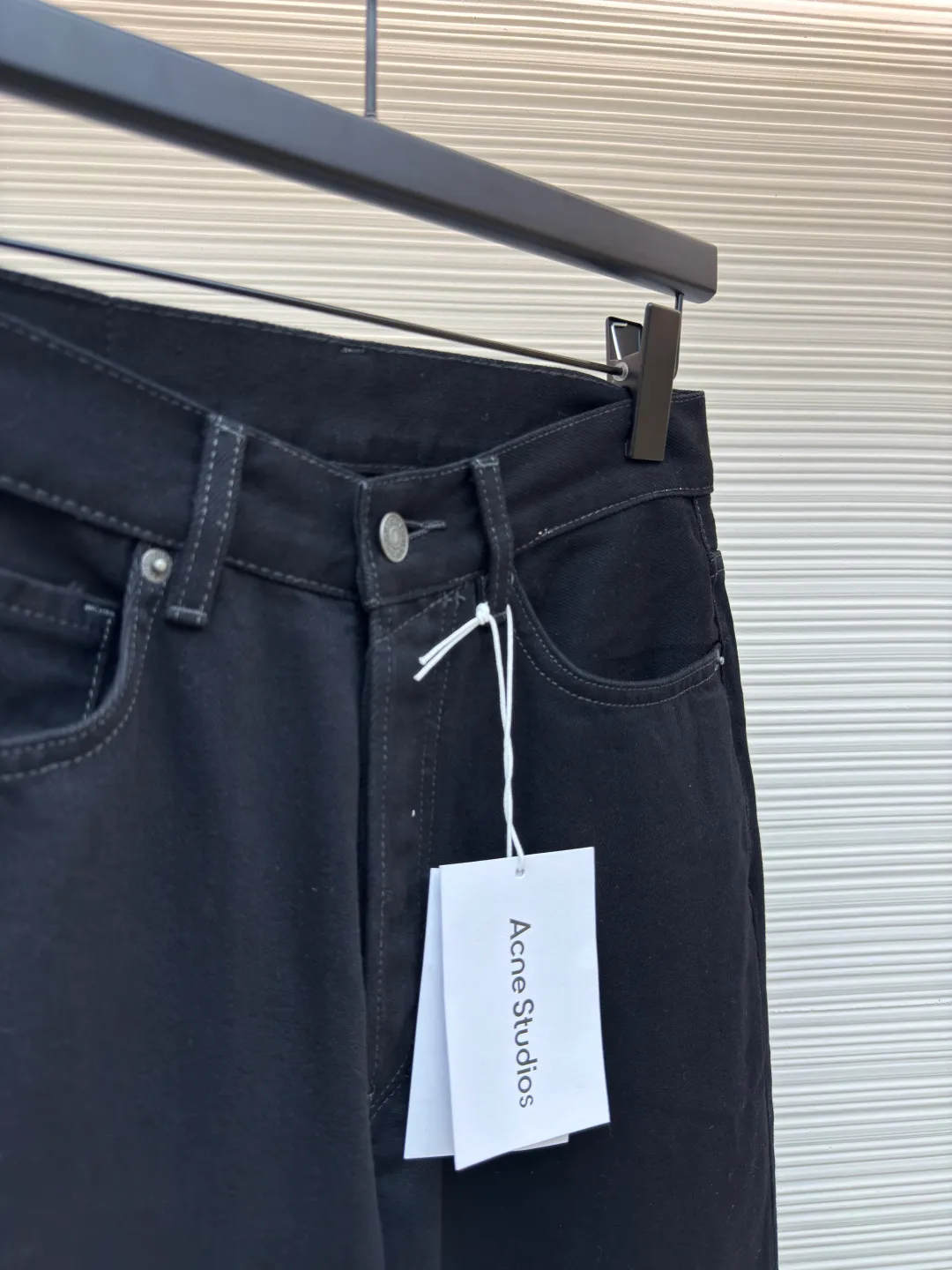 ACNE 25SS basic straight jeans ●Authentic product: purchased and developed at 2699 ●Item number: 1680581-A75 ●Material: machine cotton twill ●Technology: handmade ●Version: fitted version ●Weight: about 845g ●Size: XS-S-M-L ●Description: Natural transition The color is quite subtle, not gray or black, not black, it is too difficult to operate, the retro and nostalgic whiskering color is quite advanced, the inside is also very clean, the chain bike has neat lines, more beautiful, good fixation, and relatively rich layers. The overall wiring is straight and delicate, the fabric is comfortable and soft, and the color is consistent without color difference. It can be matched with the same style to create a fashionable look and control various occasions. Customized accessories, complete with three standards, same style for men and women!